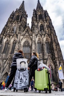 Domplatte, Cologne Cathedral, tourists with suitcases, Cologne North Rhine-Westphalia, Germany