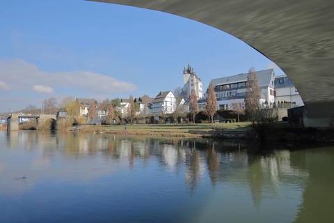 Cityscape of Diez with arched bridge from below and Lahn, Grafenschloss Spiegelung, Perspektive,