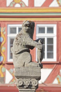 Lion figure from the market place, half-timbered house, blur, Herborn, Hesse, Germany