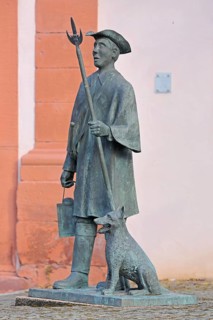 Sculpture Night watchman with dog by Theo Röhrig 1988, historical watchman with halberd and dog