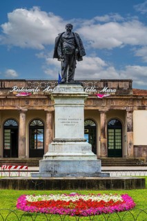 Statue of Vittorio Emanuelle II in Piazza le Vittorio Emanuelle, Lucca, Tuscany, Italy