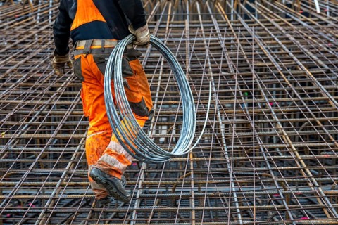 Assembly of reinforcing steel for the reinforced concrete foundation of a wind turbine, a mesh of