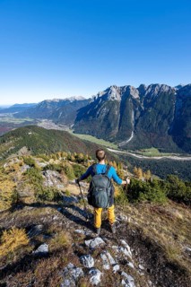 Mountaineers on a hiking trail, autumnal mountain landscape, ascent to the Große Arnspitze, view of