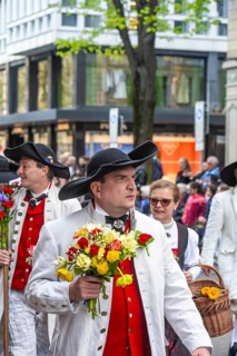 Parade of historically costumed guild members, Riesbach Guild, Sechseläuten or Sächsilüüte, Zurich