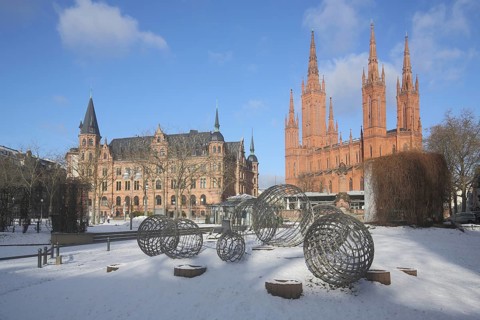 Park sculpture by Vollrad Kutscher 2004, modern art, abstract art, metal mesh, wire mesh, spheres,