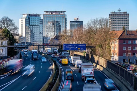 The A40 motorway, Ruhrschnellweg, in Essen, city skyline, Evonik office building, traffic jam in
