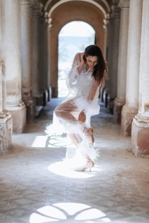 A bride poses gracefully in an ancient villa located in Treia, Macerata. The setting exudes