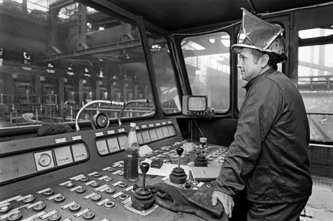 Essen, DEU, 17.11.85 - Worker at the Zollverein coking plant, printing machinist. The coking plant