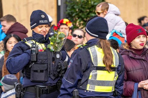 Rose Monday procession in Düsseldorf, emergency services, secure, accompany the move, policewoman