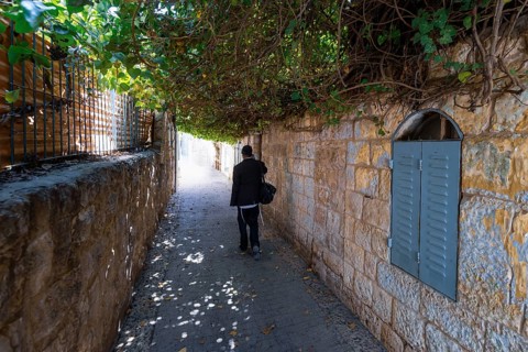 Israel, Jerusalem old narrow streets of Nahlaot historic center with many small synagogues