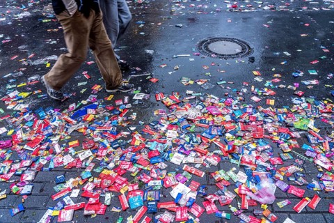 Rose Monday procession in Düsseldorf, remains of camels, confetti, various carnival trash, stuck on