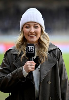 DAZN presenter reporter Lisa Teller's portrait in an interview microphone Mikro Logo soccer