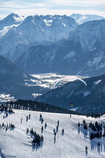 Berge im Winter, Paraglider mit Ski am Sonntagshorn, Chiemgauer Alpen, Bayern, Deutschland
