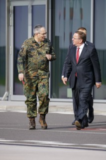 Federal Defence Minister Boris Pistorius, SPD, and the Inspector of the Army, Lieutenant General