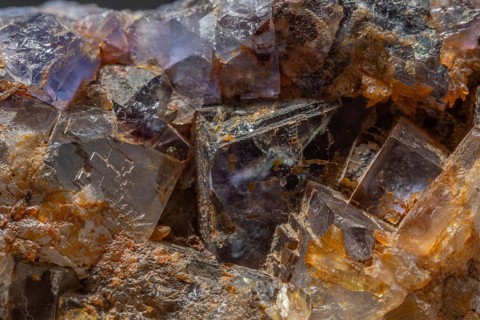 This scene shows a large rock fragment that contains quartz and fluorite crystals. Reflections and