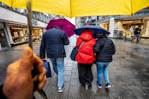 Passers-by in a pedestrian zone, Kettwiger Straße, rainy weather, with umbrella, city center,