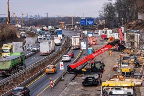 A3 motorway at the Duisburg-Kaiserberg interchange, constricted lanes, heavy traffic, complete