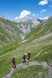 Group of mountaineers on a hiking trail, view of the Dabertal valley, Lasörling Höhenweg, Lasörling