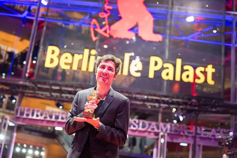 Ilker Çatak poses with the Golden Bear as director of the film Arctia flavia (Yellow Letters) for