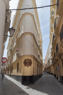 Narrow alley in the old town of Cádiz, Spain