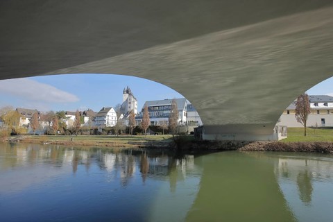 Lahnbrücke from below and cityscape of Diez, Lahn, perspective, Grafenschloss Spiegelung,