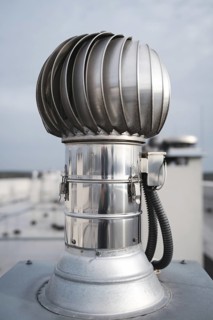 Hybrid chimney cowl on the ventilation duct