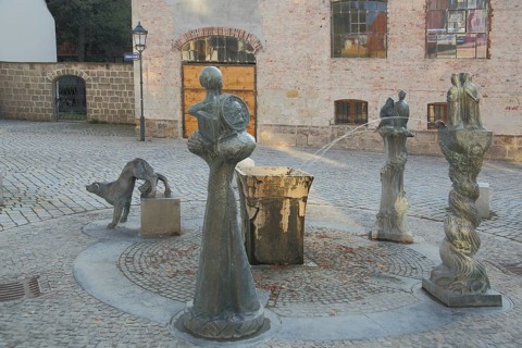 Fountain by Bernd Göbel 1990, figures on the history of the city, modern art, bronze sculpture,