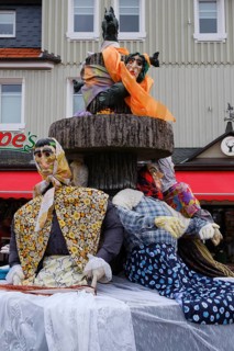Witch figures at the fountain, decoration for Walpurgis Night, Braunlage, Harz, Lower Saxony,