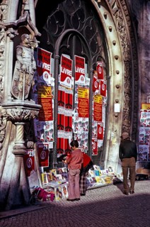 Straßenbuchstand auf den Stufen einer Kirche mit sozialistischen revolutionären politischen