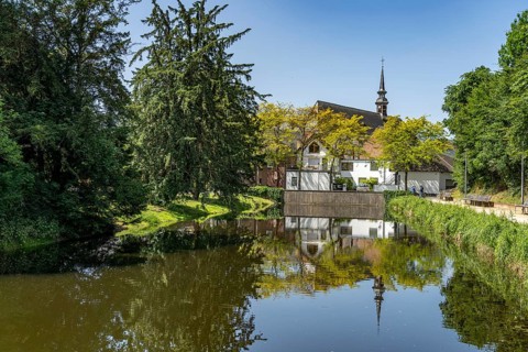 Burgweiher und Katholische Kirche St. Nikolaus in Brüggen, Lower Rhine, North Rhine-Westphalia,