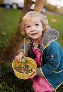Child looking for Easter eggs, Bonn, 31.03.2024