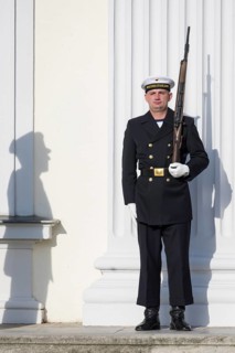 Soldier of the guard battalion of the German Armed Forces in front of the arrival of Joe Biden