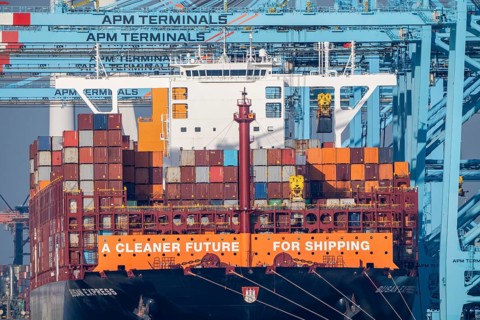 APM container terminal, container freighter Busan Express, Hapag-Lloyd shipping company, loading