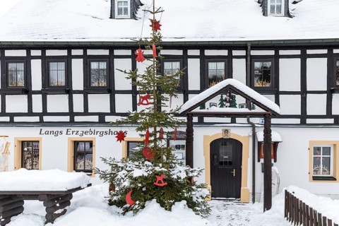 Langs Erzgebirgshaus with Christmas decoration, Christmas tree and snow, Frohnauer Hammer,