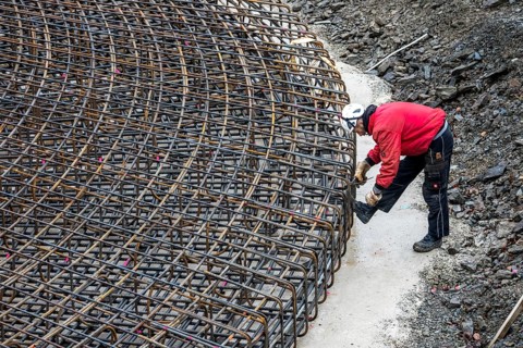 Assembly of reinforcing steel for the reinforced concrete foundation of a wind turbine, a mesh of
