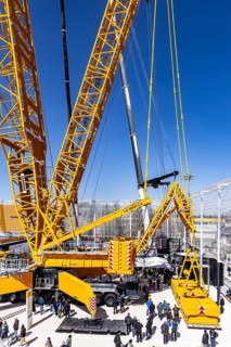 LG 1800-1.0 lattice boom crane with a maximum lifting height of 204 metres for wind turbines. BAUMA
