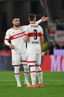 Deniz Undav VfB Stuttgart (26) in conversation Discussion with Ermedin Demirovic VfB Stuttgart (09)