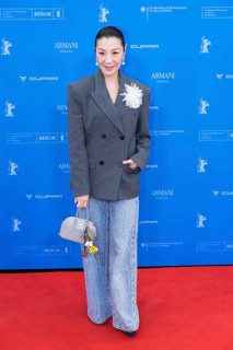 Michelle Yeoh in front of the premiere of the film Everything Everywhere All At Once at the