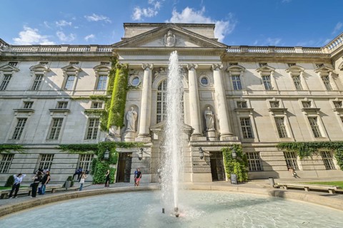 Inner courtyard with fountain, Staatsbibliothek zu Berlin der Humboldt-Universität, Unter den
