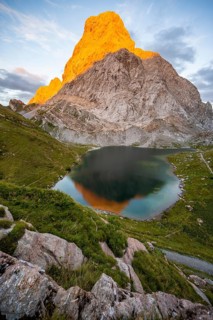 Alpenglow at Seekopf or Monte Capolago, reflection in Wolayersee, mountain landscape with green