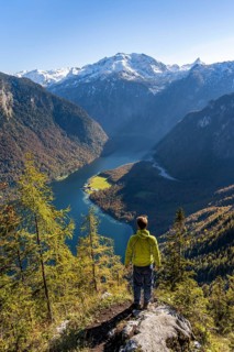 Mountaineers at the Archenkanzel viewpoint, panoramic view of the Königssee, autumn forest and