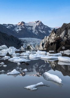 Reflection in the Svínafellslon glacier lagoon with ice floes, Svínasfellsjökull glacier tongue,