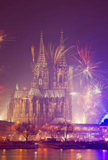 New Year's Eve fireworks, Cologne Cathedral, banks of the Rhine, Cologne, Rhineland, North