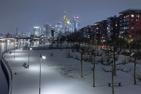 Snowfalls and freezing temperatures have transformed the banks of the Main and Frankfurt banking