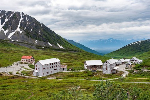 Building of the former Gold Mine Independence Mine in mountainous landscape, Independence Mine