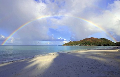 A whole rainbow on the beach in the Seychelles, Seychellem