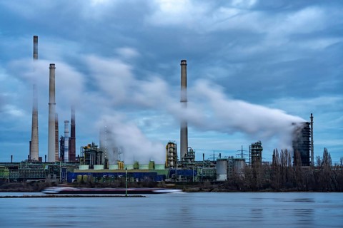 Rhine near Duisburg-Bruckhausen, industrial setting of the ThyssenKrupp steel plant, fire cloud of
