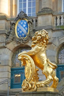 Golden lion figure and city coat of arms, golden, town hall, Obere Königsstraße, Kassel, Hesse,