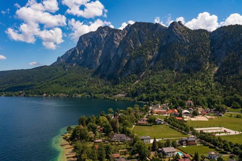 Drone image, Weißenbach am Attersee with Höllengebirge, Salzkammergut, Upper Austria, Austria
