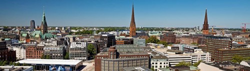 Stadtpanorama von oben mit dem Rathaus, der Hauptkirche St. Petri und der Hauptkirche St. Jacobi,